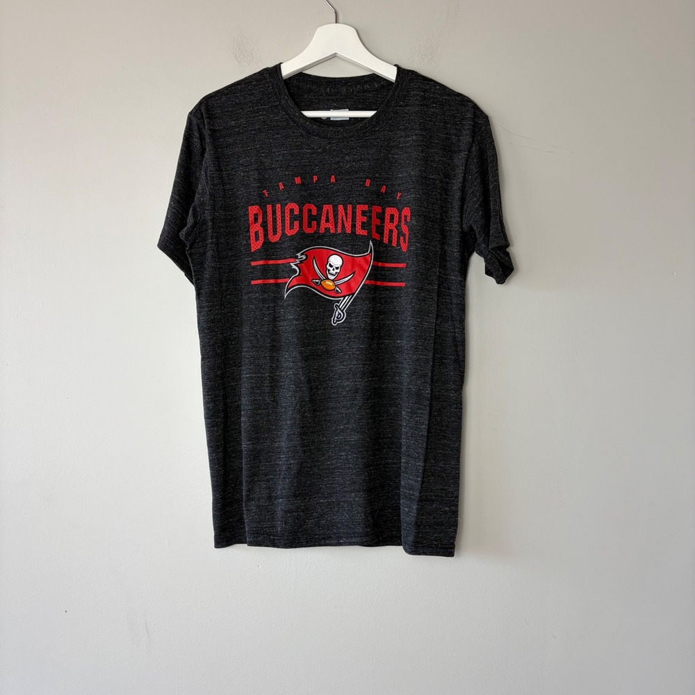 NFL Team Apparel Tampa Bay Buccaneers T-Shirt Men's Medium Charcoal Heather Grey